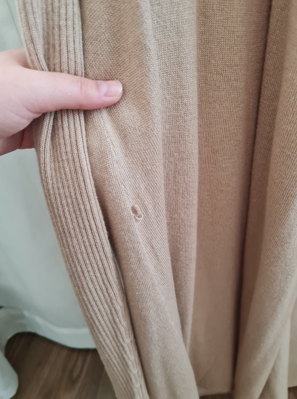 Langer Beiger Cardigan XS/S mit Schlaufe Wolle