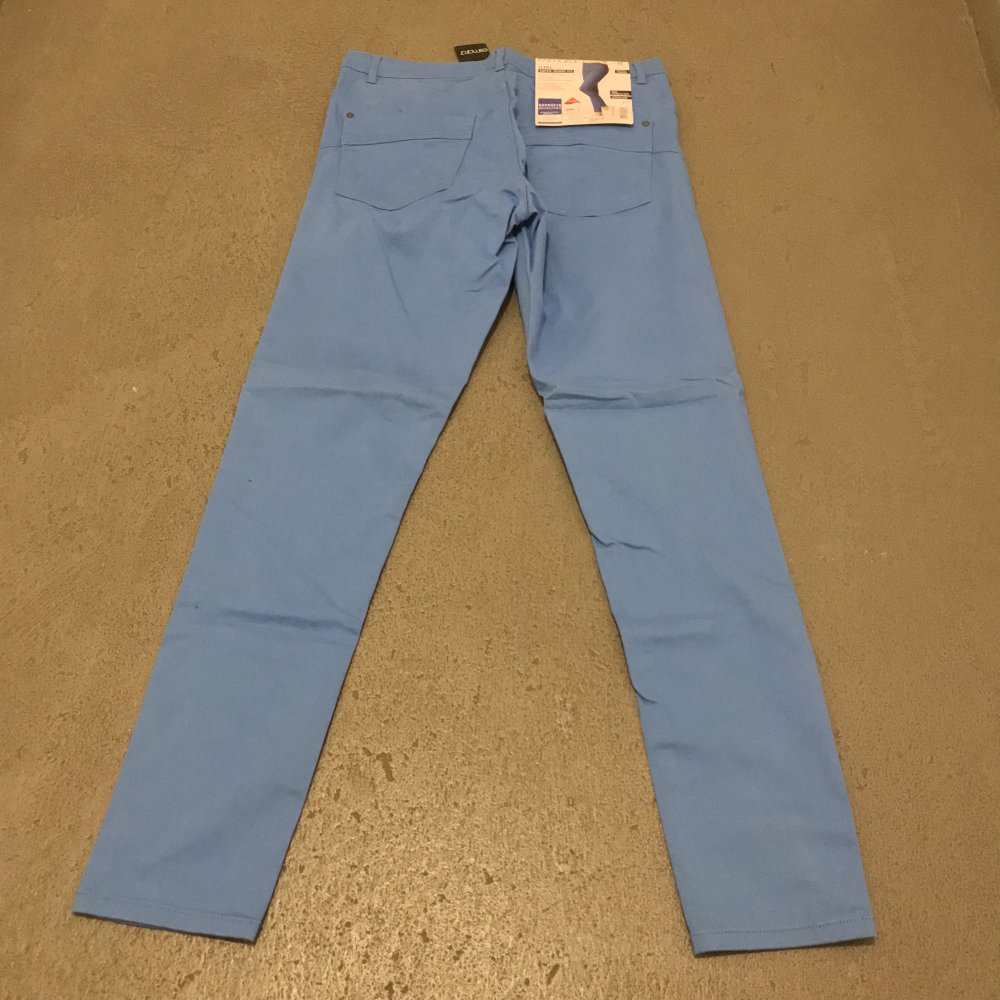 Knallblaue Skinny Fit