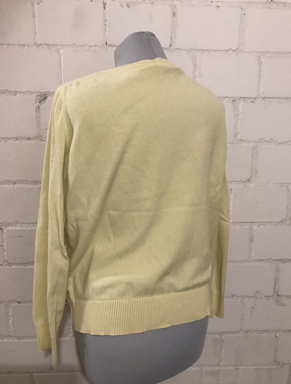 Gelbe Strickjacke