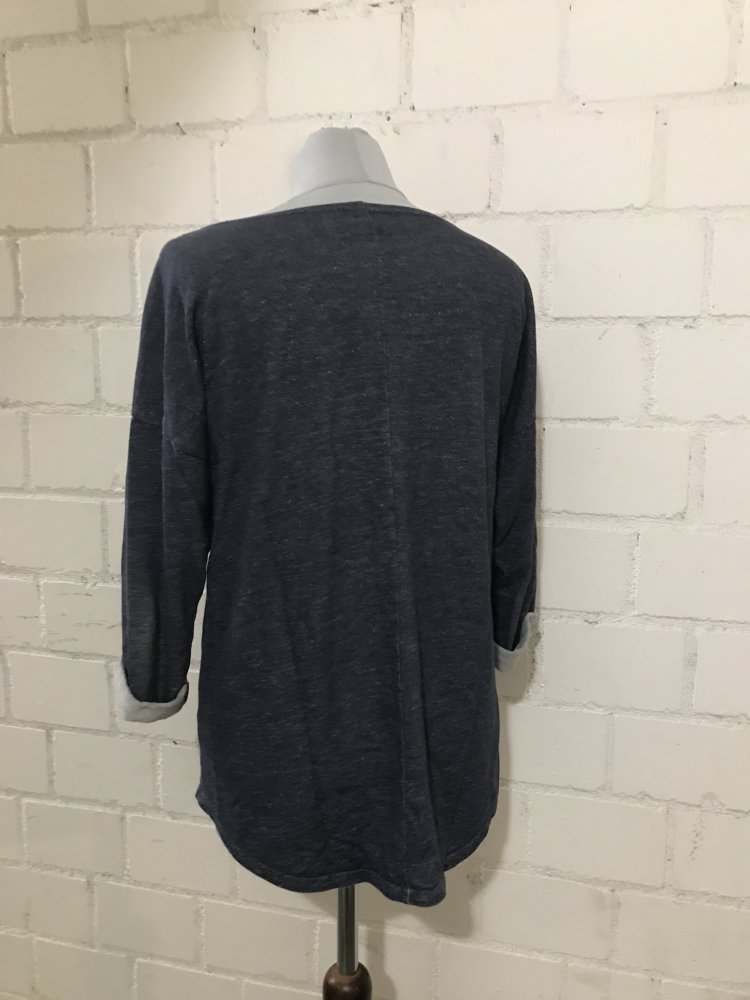 Dünner blauer Pullover