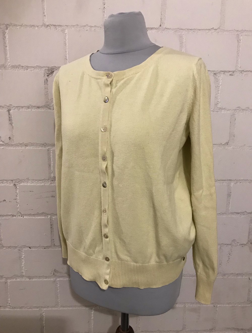 Gelbe Strickjacke