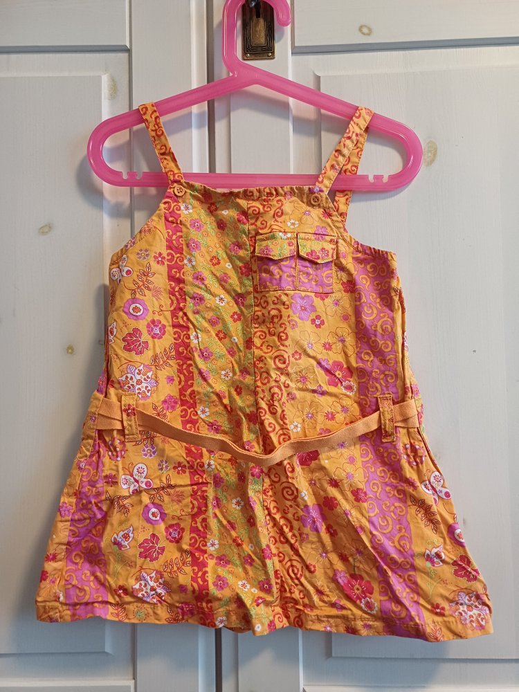 Schönes Sommerkleid mit Blumen 
