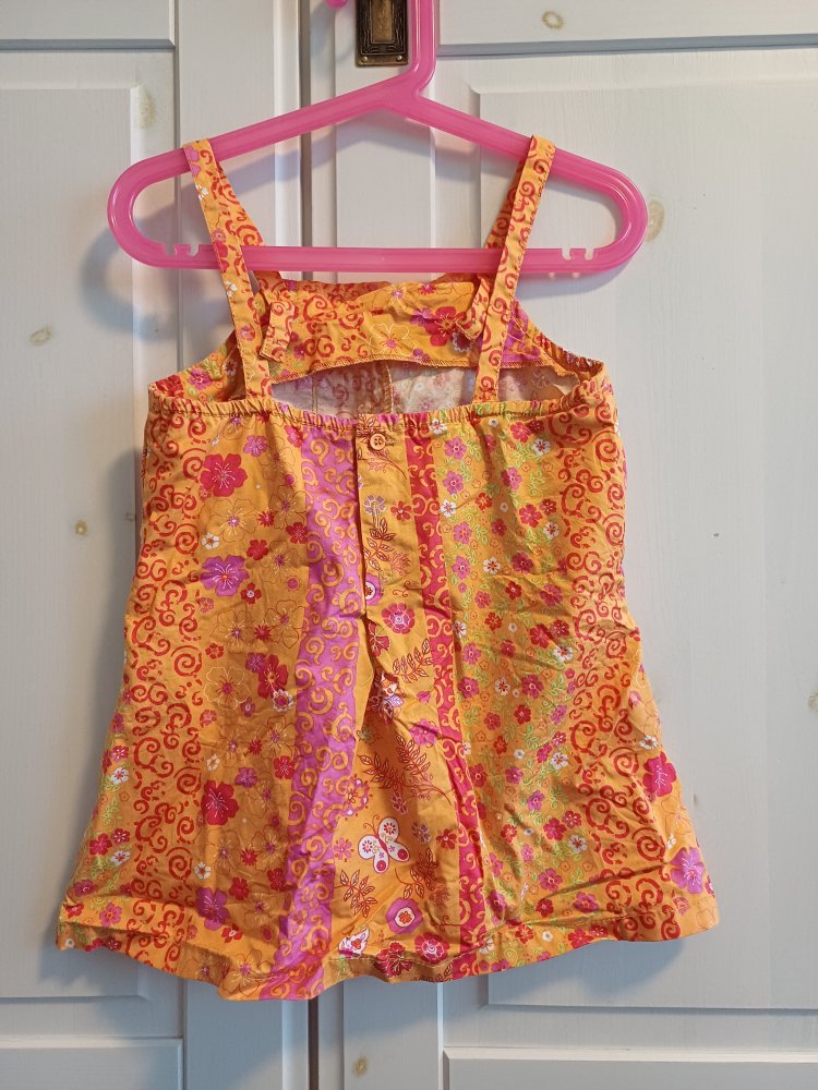Schönes Sommerkleid mit Blumen 