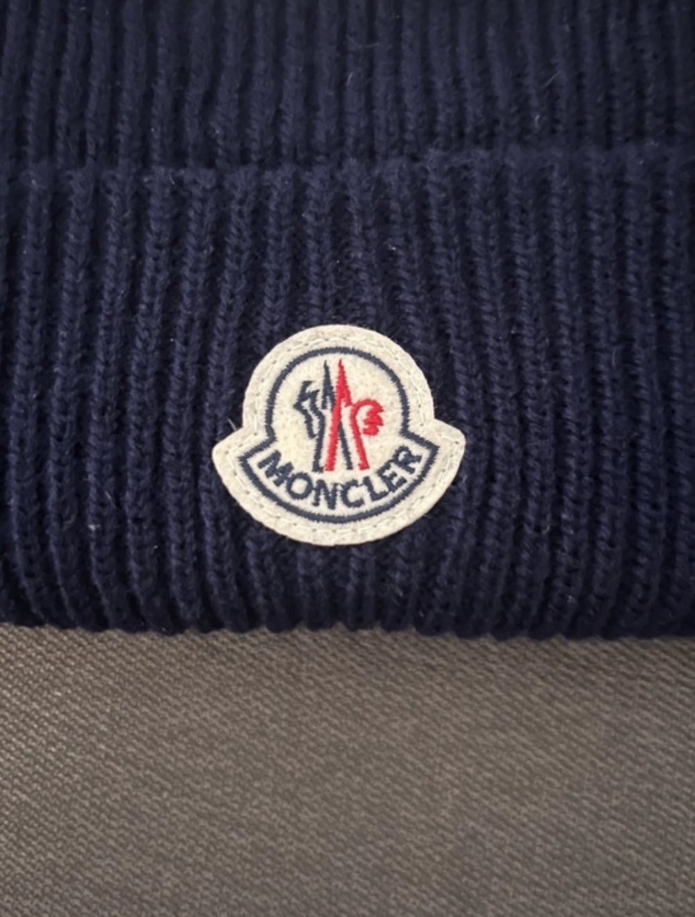 Moncler Mütze dunkel blau mit Rechnung
