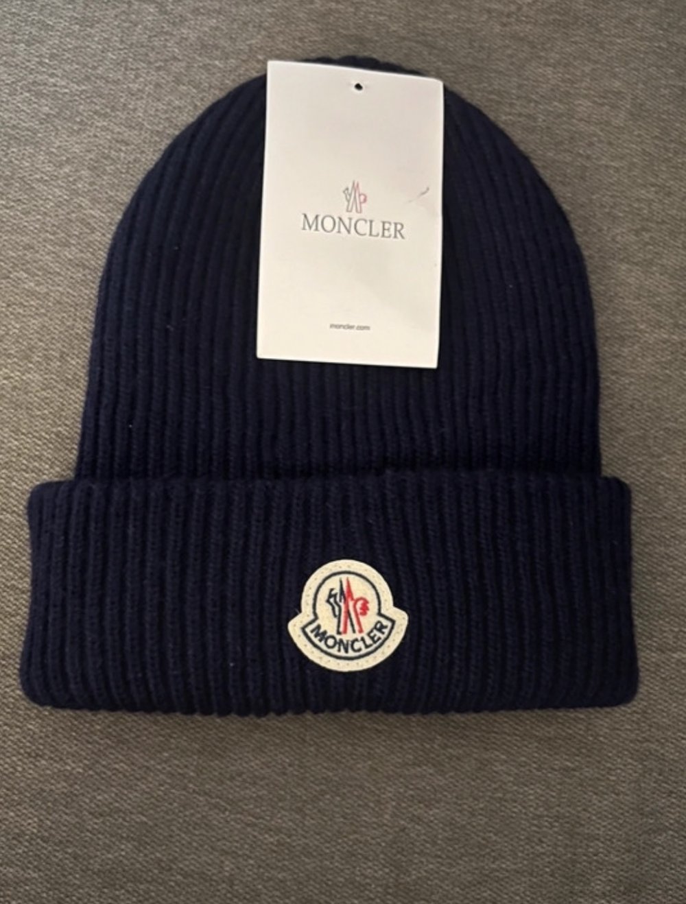 Moncler Mütze dunkel blau mit Rechnung