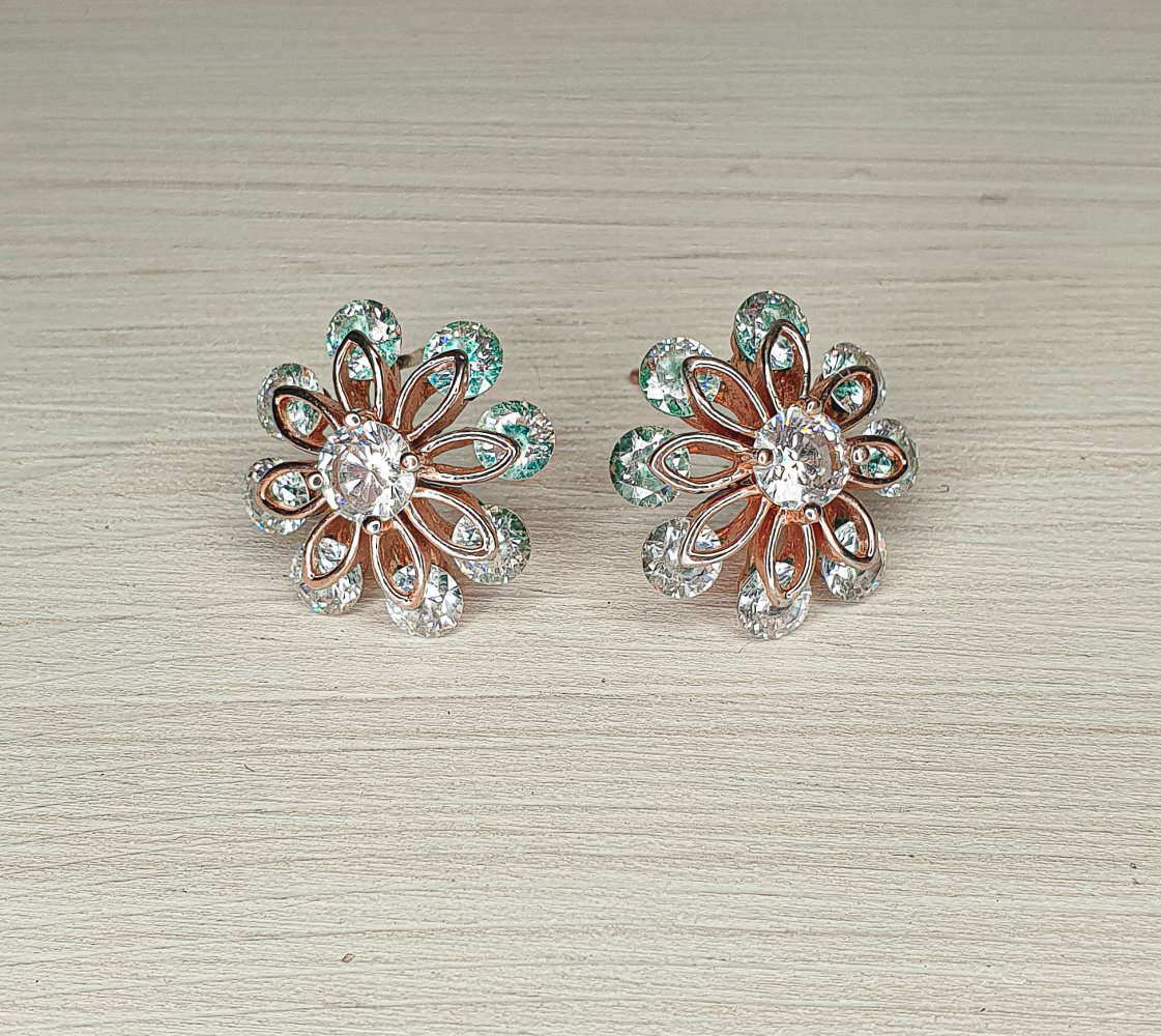 kleine blumenförmige Ohrstecker