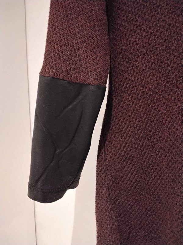 bordeaux farbener 3/4-Arm Pulli mit schwarzen Manschetten