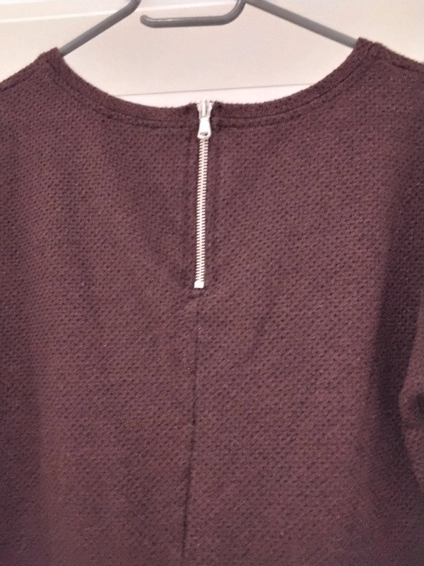 bordeaux farbener 3/4-Arm Pulli mit schwarzen Manschetten