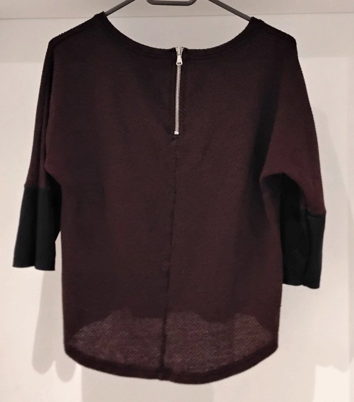 bordeaux farbener 3/4-Arm Pulli mit schwarzen Manschetten