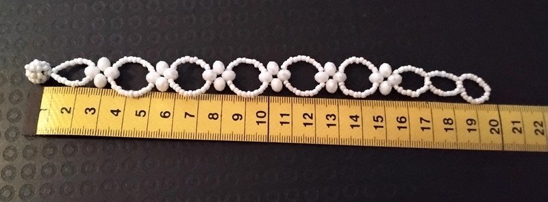 weißes Armband aus Rocaillesperlen, perlmuttfarben, Blütenmotiv, Modeschmuck