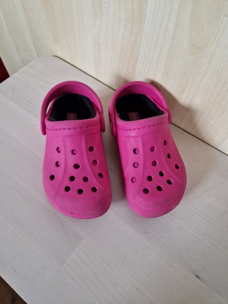Gefütterte Crocs / Hausschuhe 