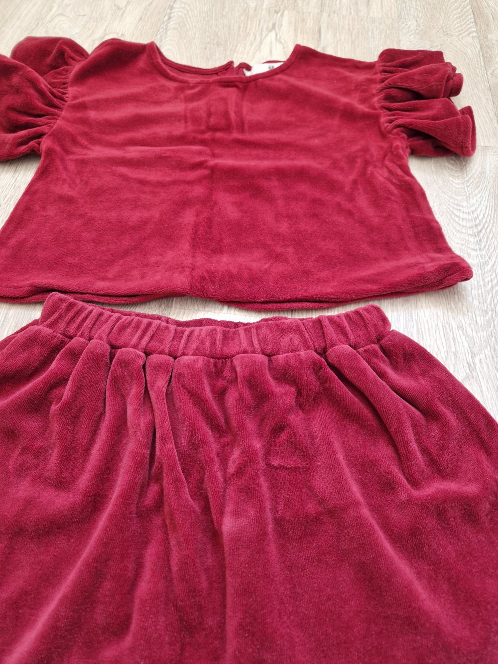 Ungetragenes Set aus Shirt und Rock