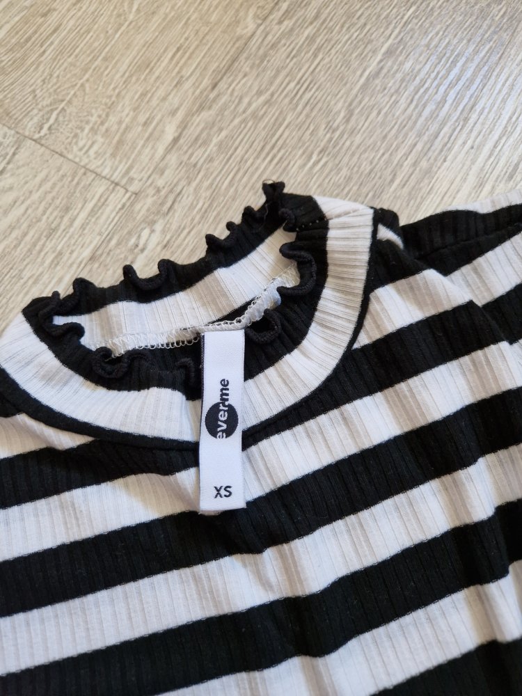 Gestreiftes Langarmshirt mit modernen Stehkragen 