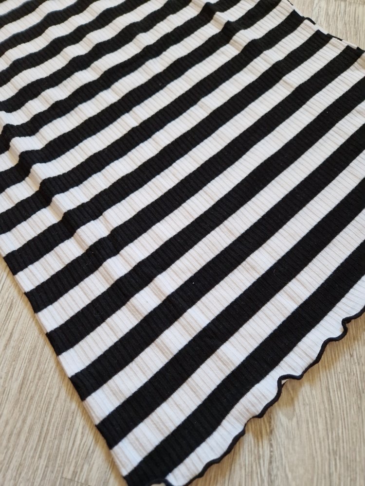 Gestreiftes Langarmshirt mit modernen Stehkragen 
