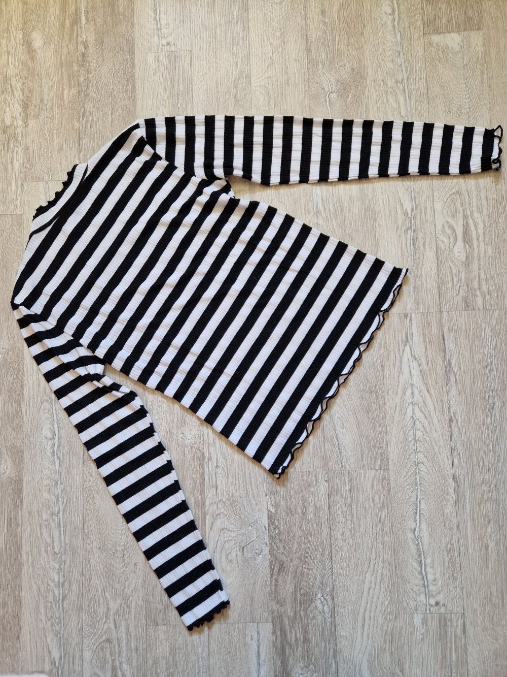 Gestreiftes Langarmshirt mit modernen Stehkragen 