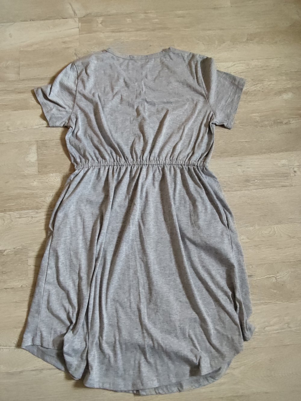 *Ungetragenes* Kleid mit Kordelzug 