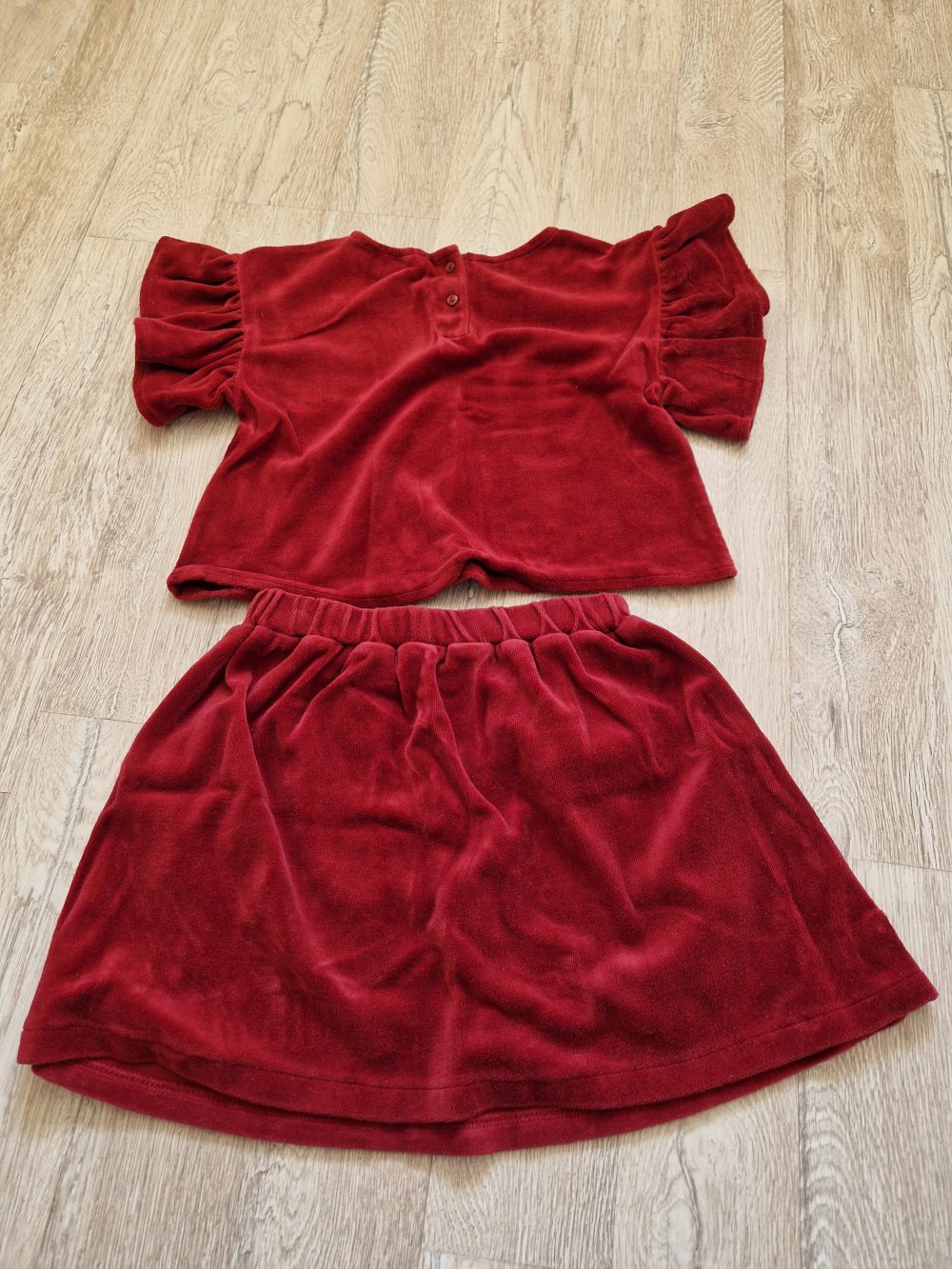Ungetragenes Set aus Shirt und Rock