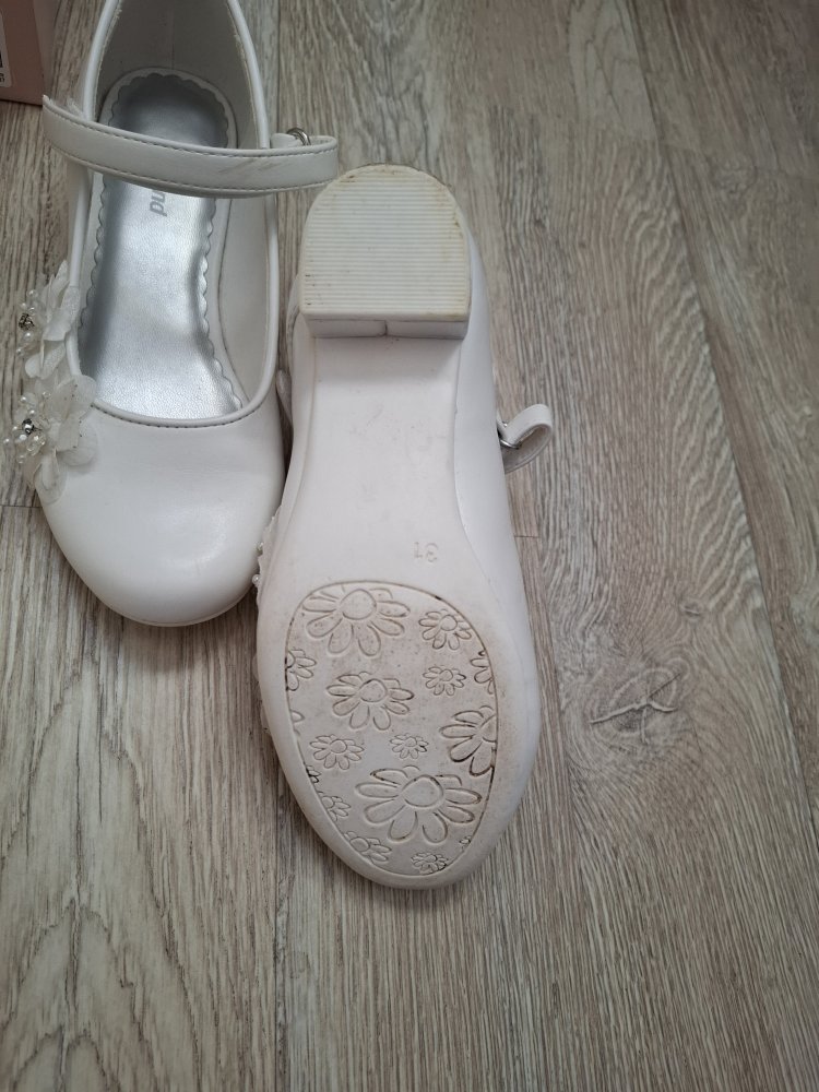 Ballerina mit Absatz und Blumen / Kommunionsschuhe