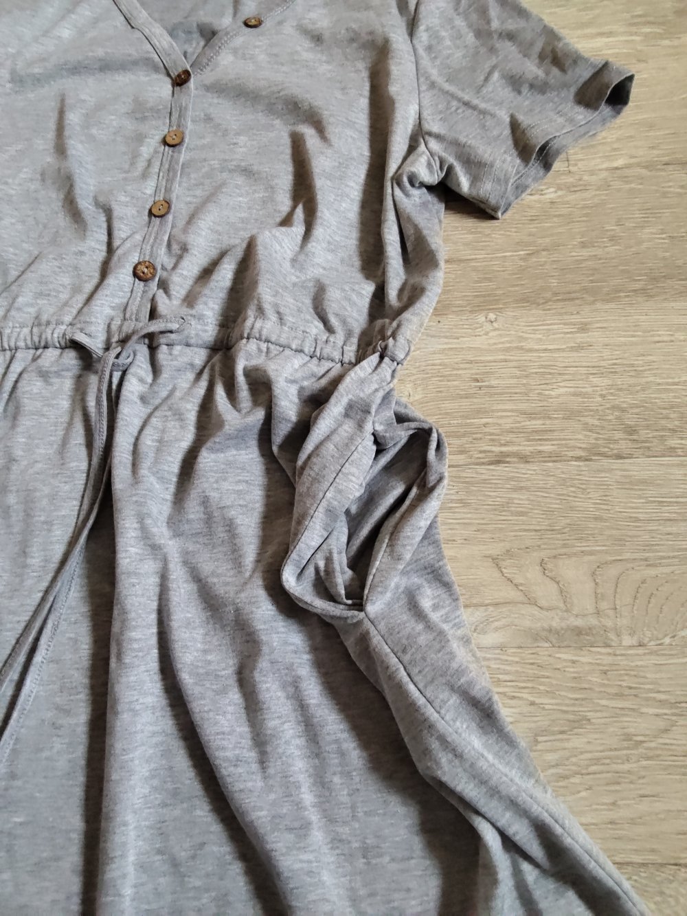 *Ungetragenes* Kleid mit Kordelzug 