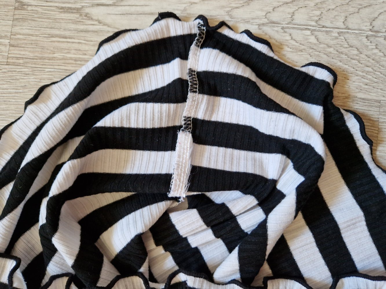 Gestreiftes Langarmshirt mit modernen Stehkragen 