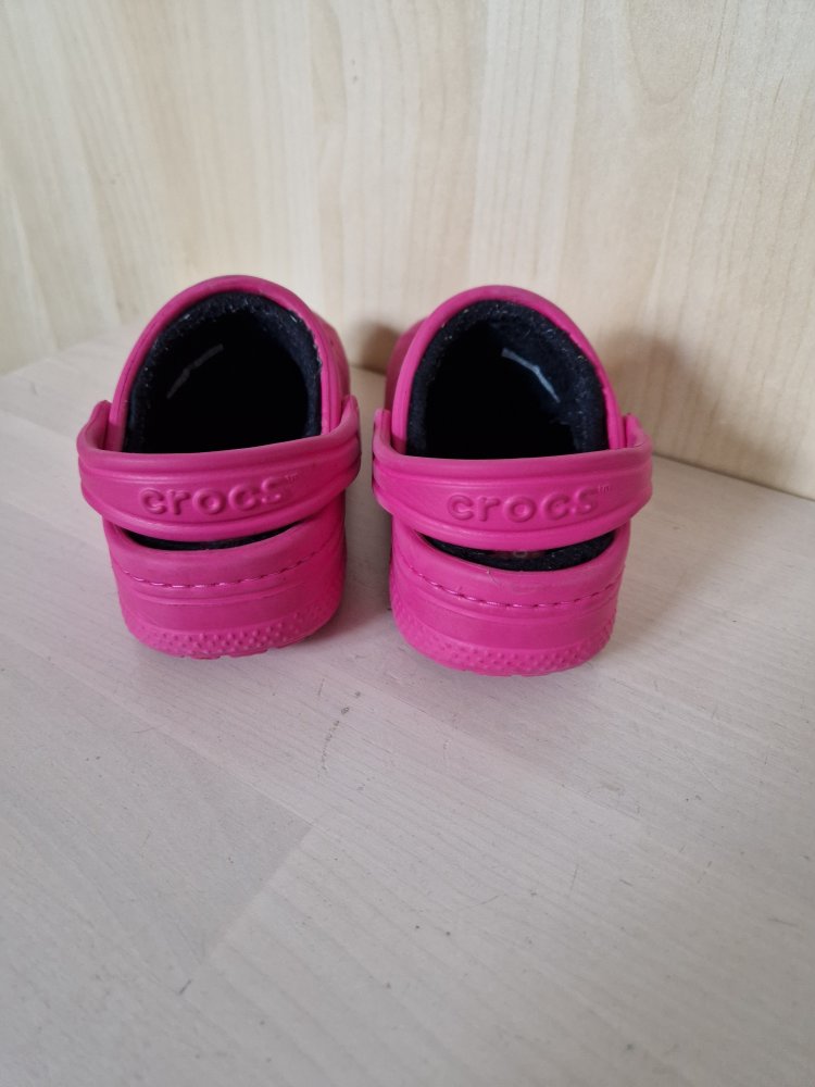 Gefütterte Crocs / Hausschuhe 