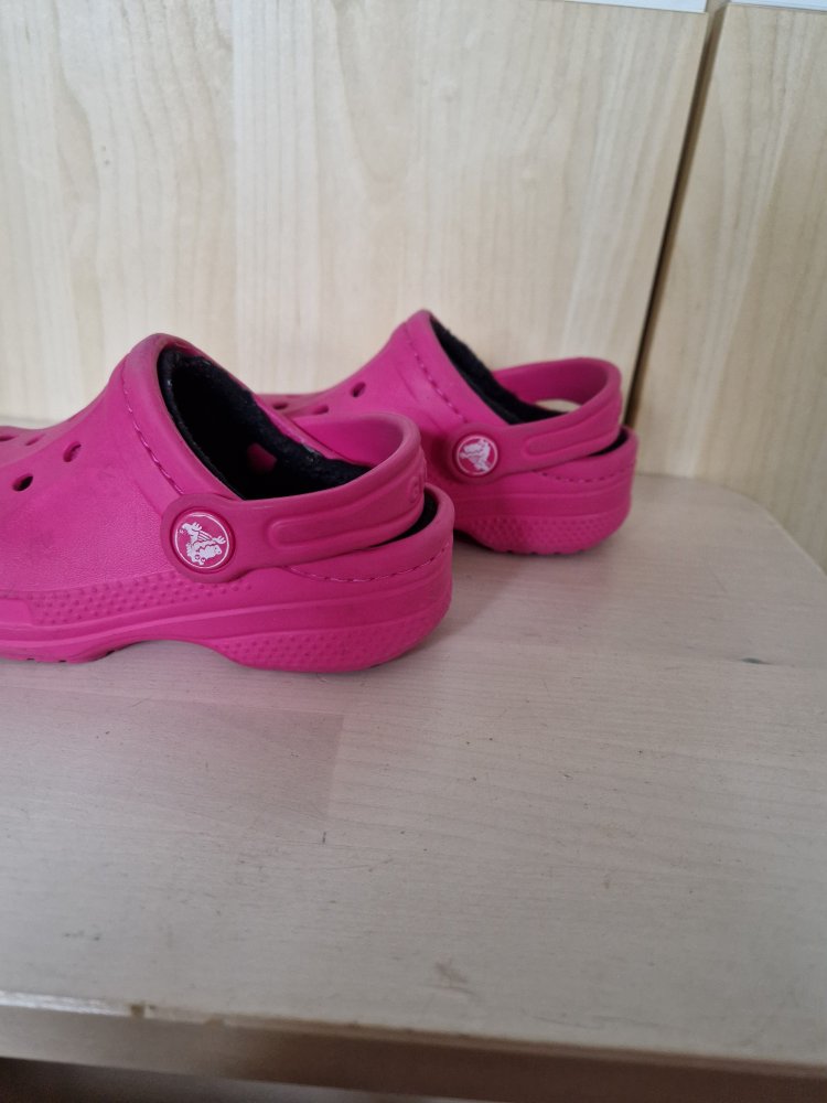 Gefütterte Crocs / Hausschuhe 