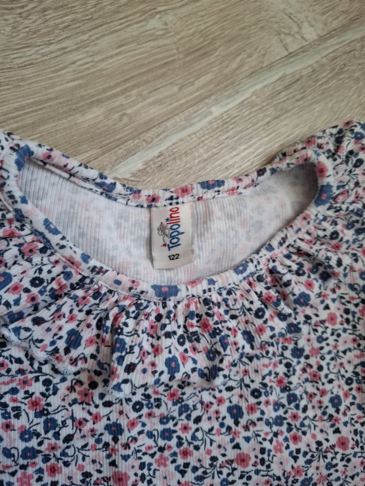 *Neuwertiges* Langarmshirt mit Blumen 