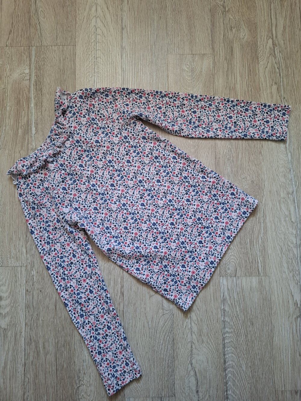 *Neuwertiges* Langarmshirt mit Blumen 