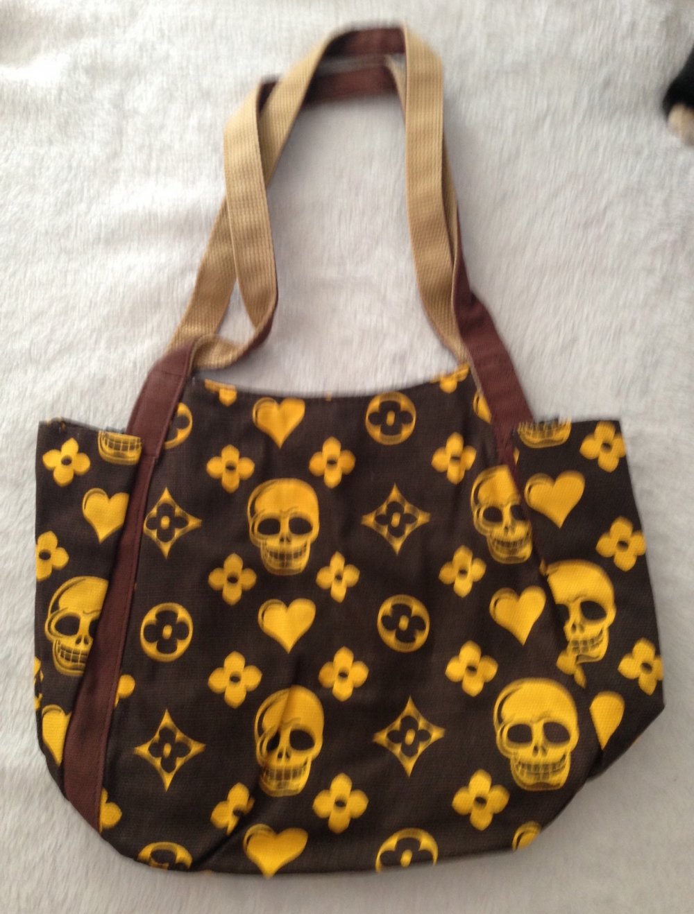 Kleine Handtasche mit Totenköpfen