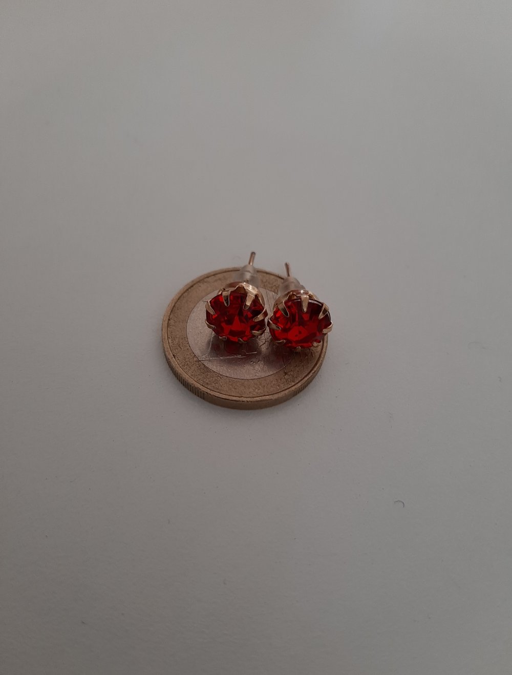Rote Ohrstecker mit Goldrand