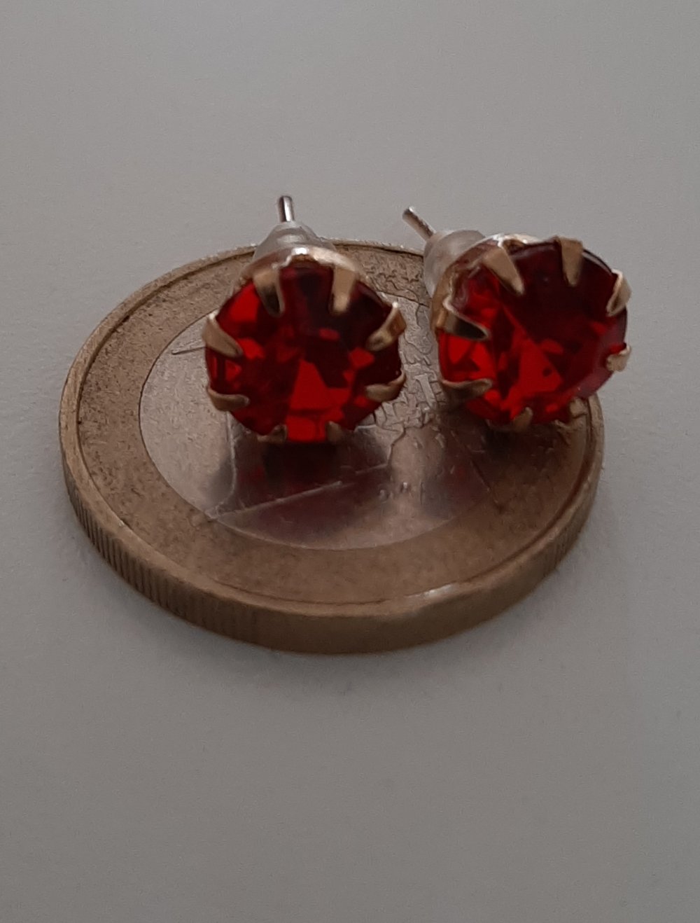 Rote Ohrstecker mit Goldrand