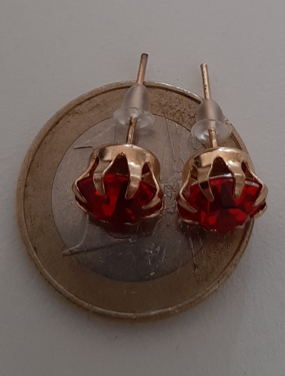 Rote Ohrstecker mit Goldrand