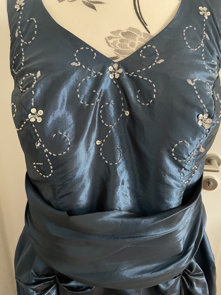 Ballkleid mit Stickerei blau