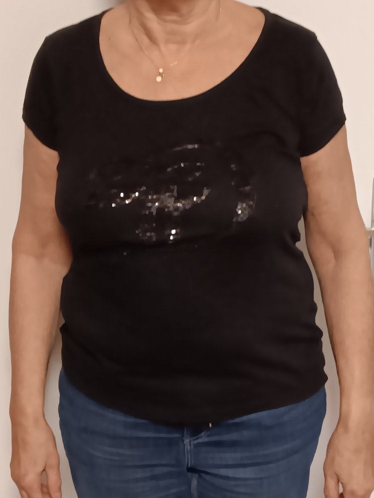 Schwarzes T-Shirt mit Glitzerpailleten 