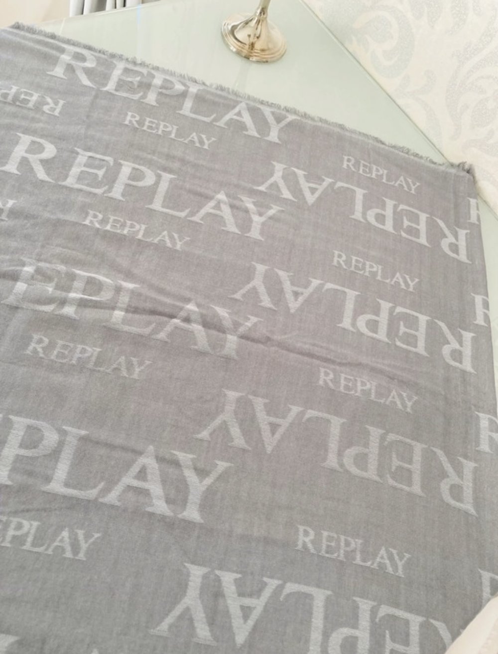 Schöner Luftiger Replay Schal Neu Halstuch Tuch Grau Aufdruck Logo Beschriftet