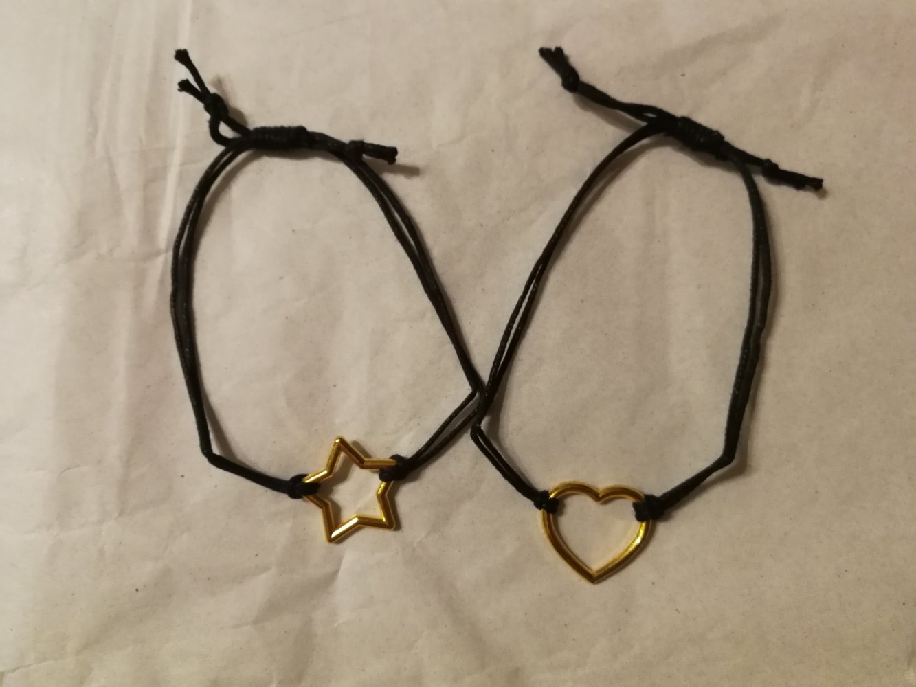 Stoffarmbänder mit goldenen Anhänger (neu)