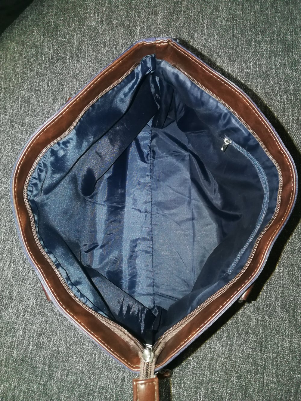 dunkelblaue Tasche