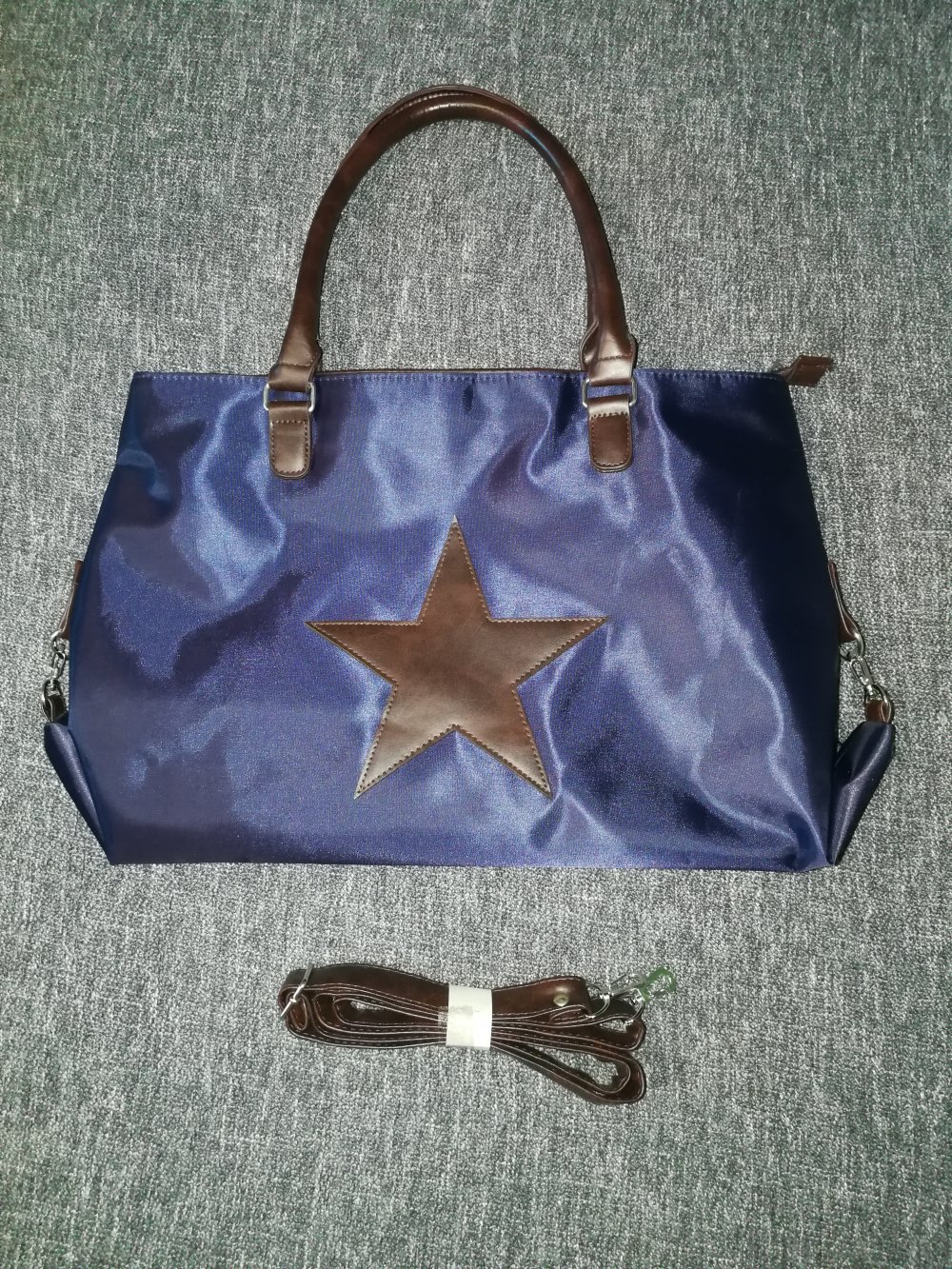 dunkelblaue Tasche