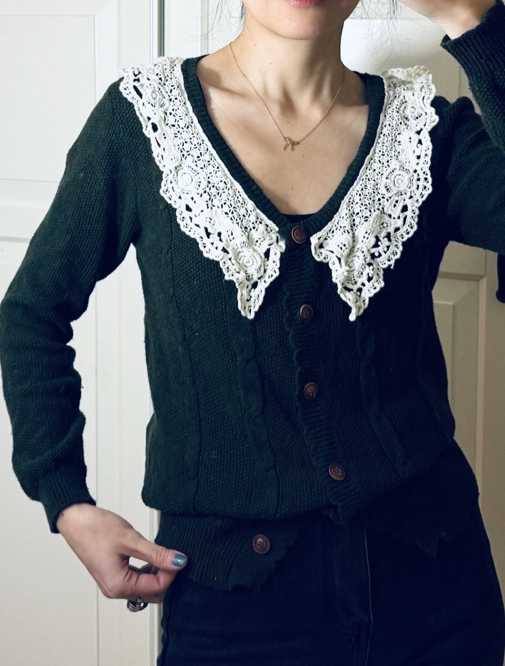 Strickjacke mit weiße gehäkelte Kragen Größe XS