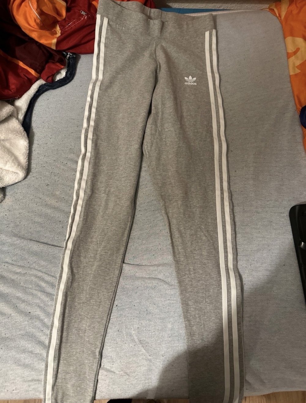 Graue Adidashose