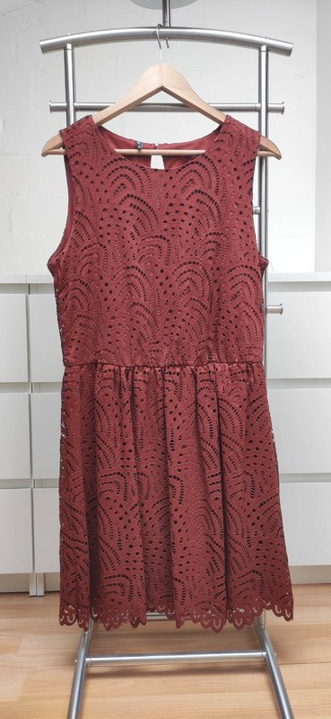 Festliches Spitzenkleid in rostrot