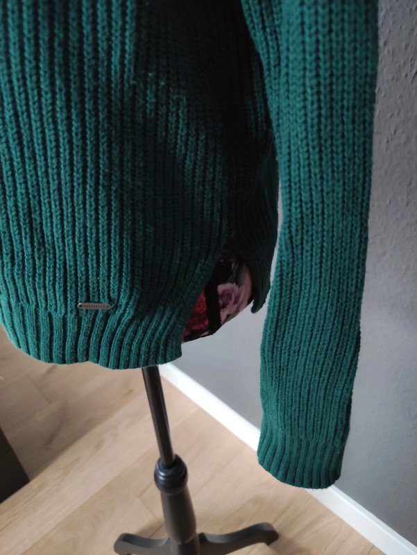 Grüner Strickpullover