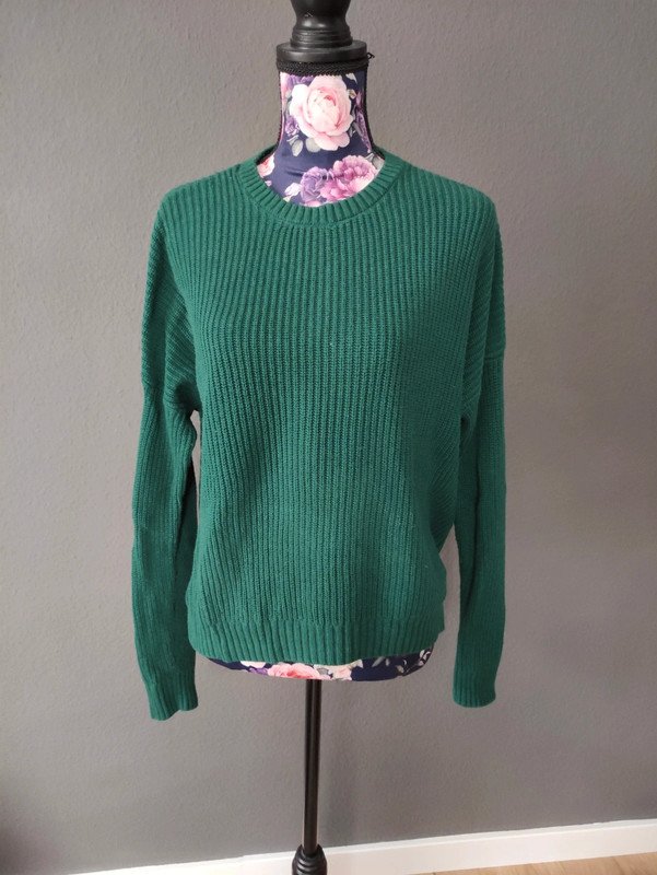 Grüner Strickpullover