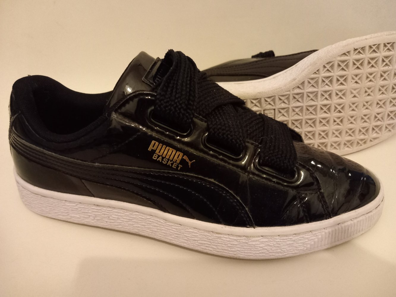 Puma Sneaker Gr 40 schwarz black Lack Schuhe mit Fat Laces gold Logo