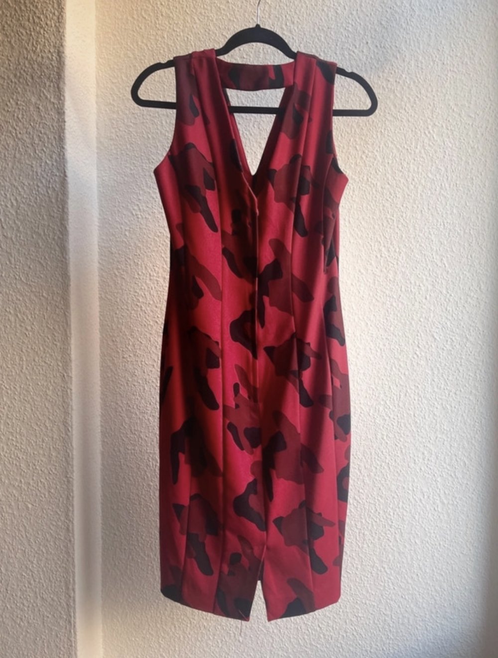 rotes figurbetontestes Kleid