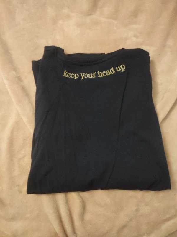 Shirt mit aufgesticktem Spruch