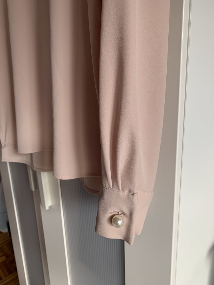 Zara Basic Bluse beige/rosé mit Perlenknopf & V-Ausschnitt transparent