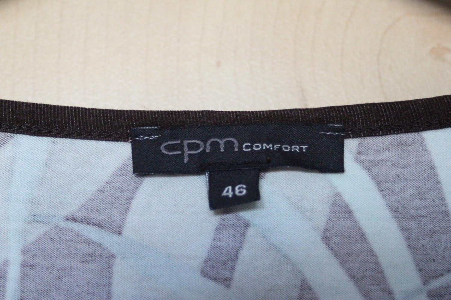 Damen-Shirt, Blumenprint, interessantes Detail am Ausschnitt