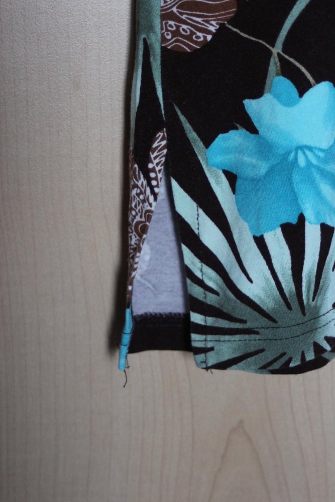 Damen-Shirt, Blumenprint, interessantes Detail am Ausschnitt
