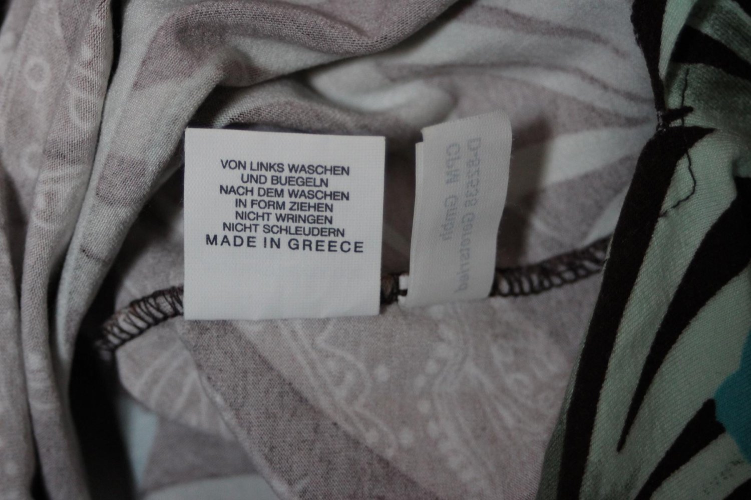Damen-Shirt, Blumenprint, interessantes Detail am Ausschnitt